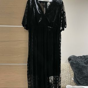 Lace evening dress with shorter lining